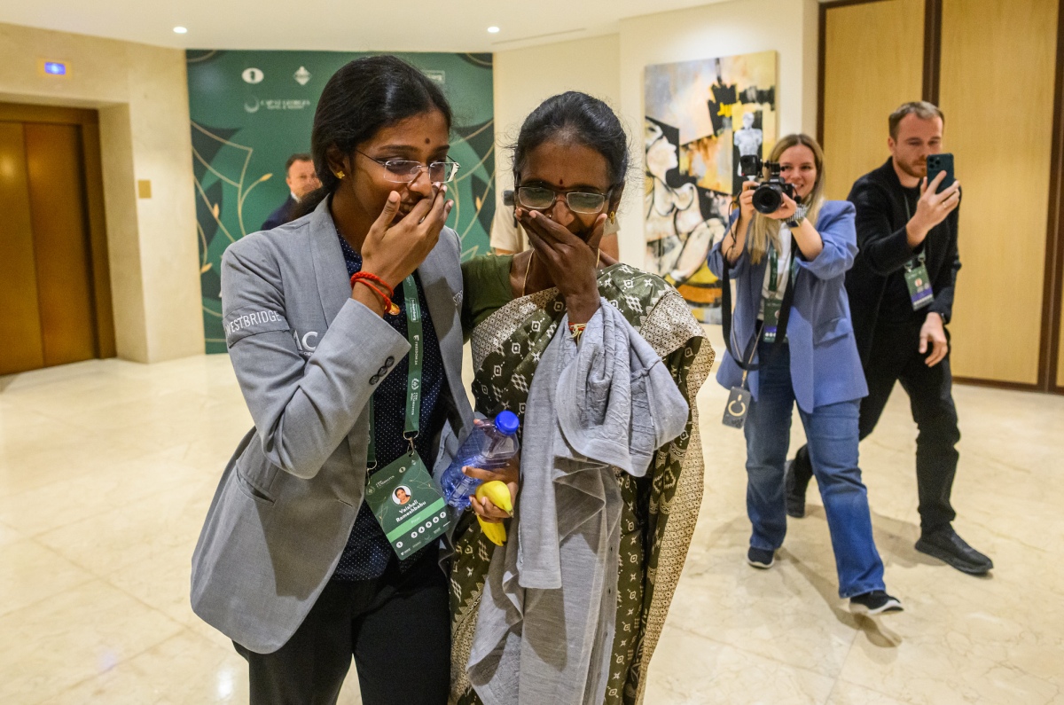 R Vaishali celebrating after winning the Women's Candidates